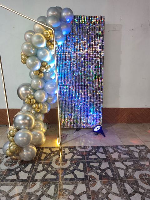 Sector decorado con guirnalda de globos y fondo iluminado para eventos