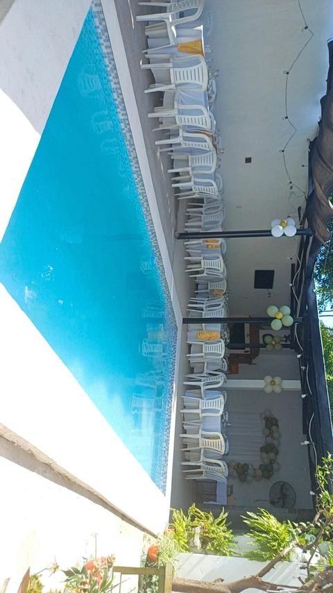 Pileta y mesas del patio techado montadas para un evento
