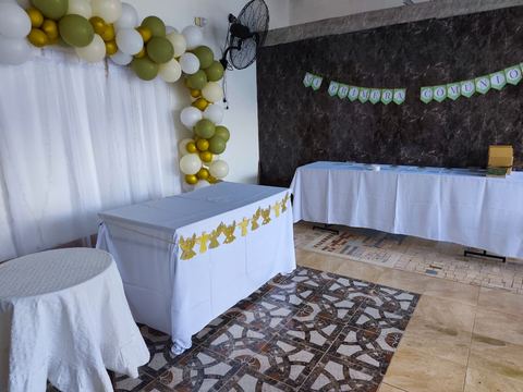 Espacio del quincho decorado con guirnalda de globos, previo a un evento