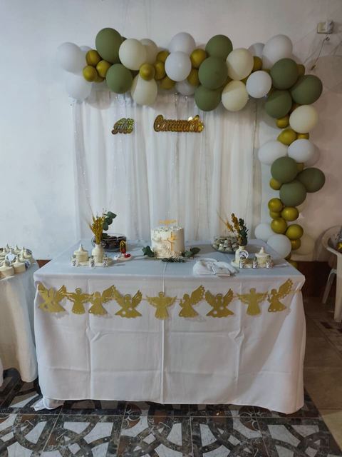 Mesa dulce decorada para un evento en el quincho